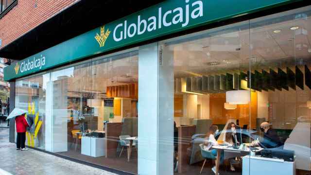 La fachada de la oficina de Globalcaja ubicada en la calle Santiago de Albacete.