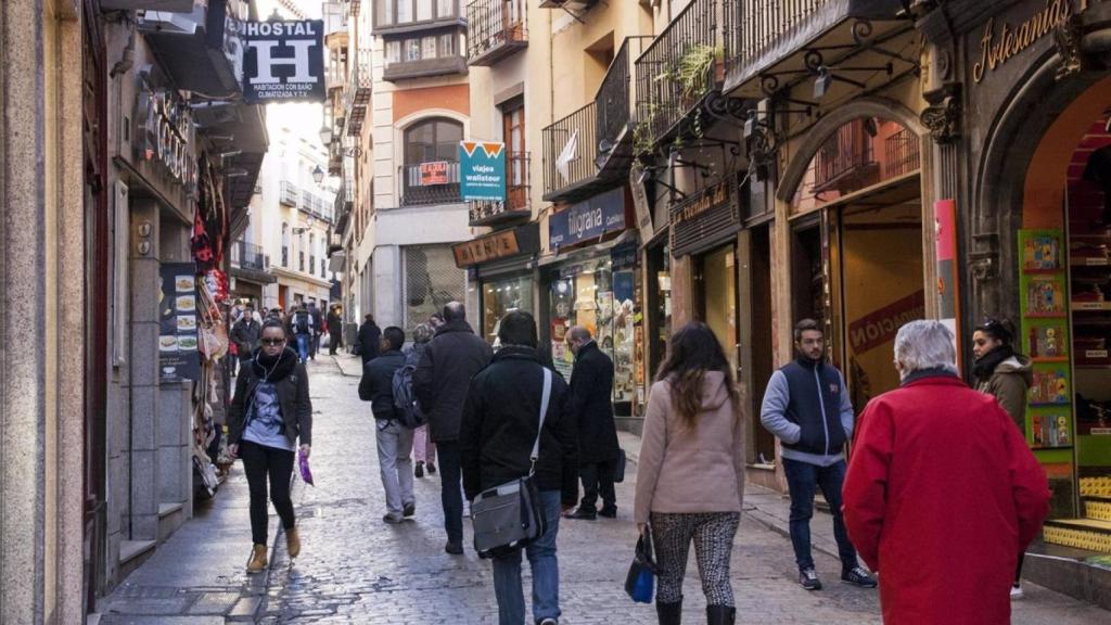 Varias personas caminando por Toledo.