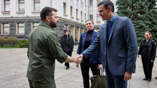 El presidente español, Pedro Sánchez, saluda a Volodímir Zelenski, en Kiev.