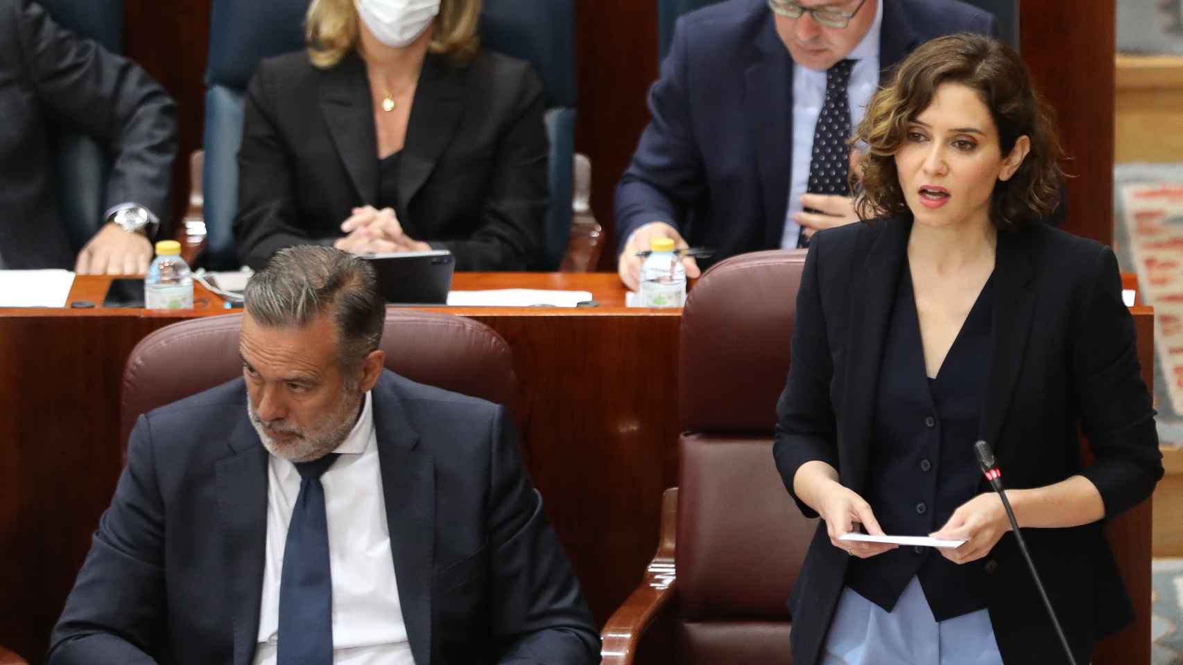 El consejero de Presidencia, Justicia e Interior, Enrique López y la presidenta de la Comunidad de Madrid, Isabel Díaz Ayuso, en el pleno de este jueves.