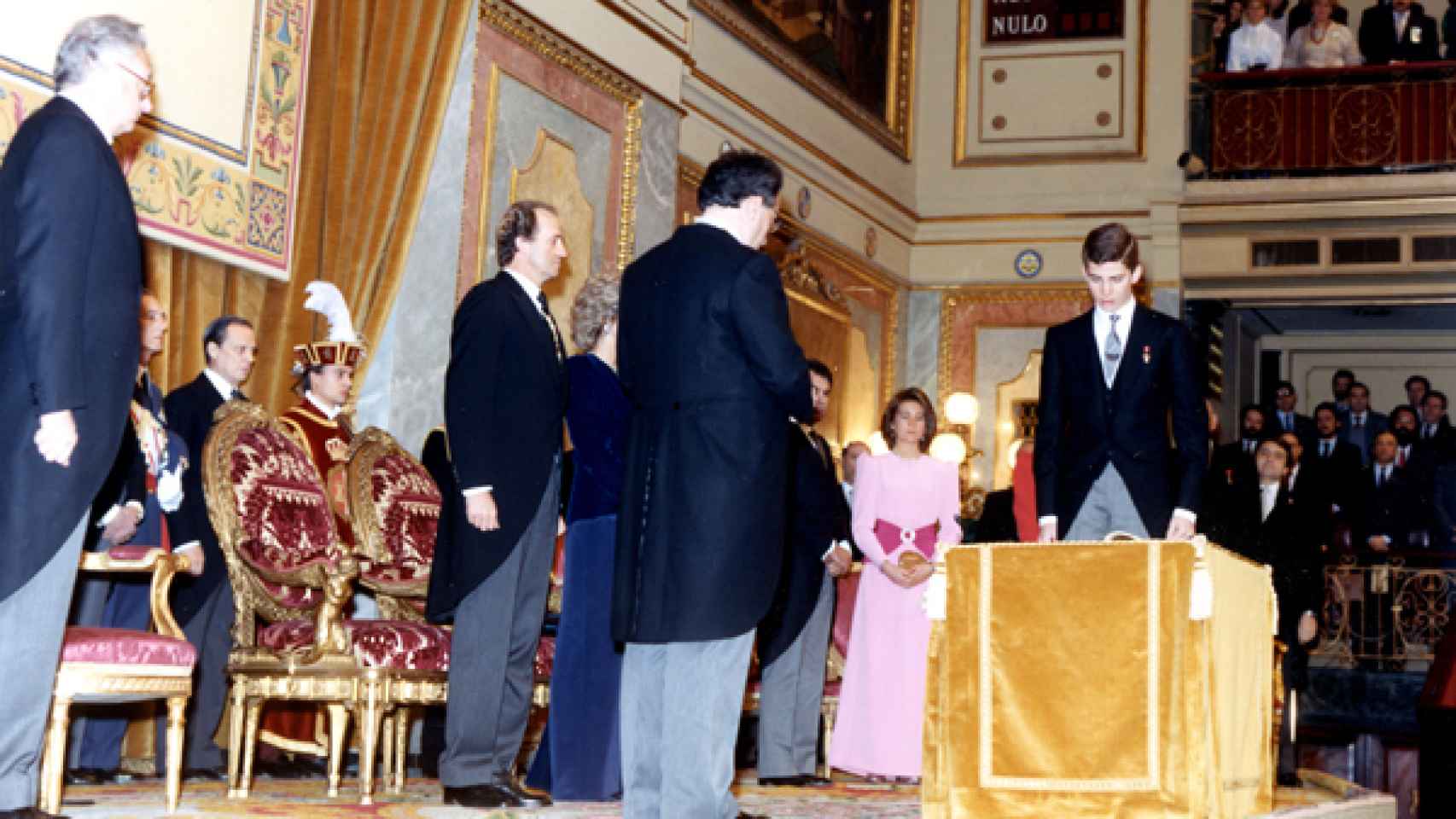 Felipe de Borbón, entonces Príncipe de Asturias, jura la Constitución y fidelidad al Rey ante las Cortes, el 30 de enero de 1986.