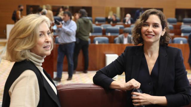 La consejera de Familia, Juventud y Política Social de la Comunidad de Madrid, Concepción Dancausa (i) y la presidenta, Isabel Díaz Ayuso.