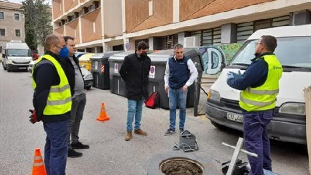 Las autoridades, junto con el sistema digital de control de plagas. FOTO: Ayuntamiento de Cuenca.