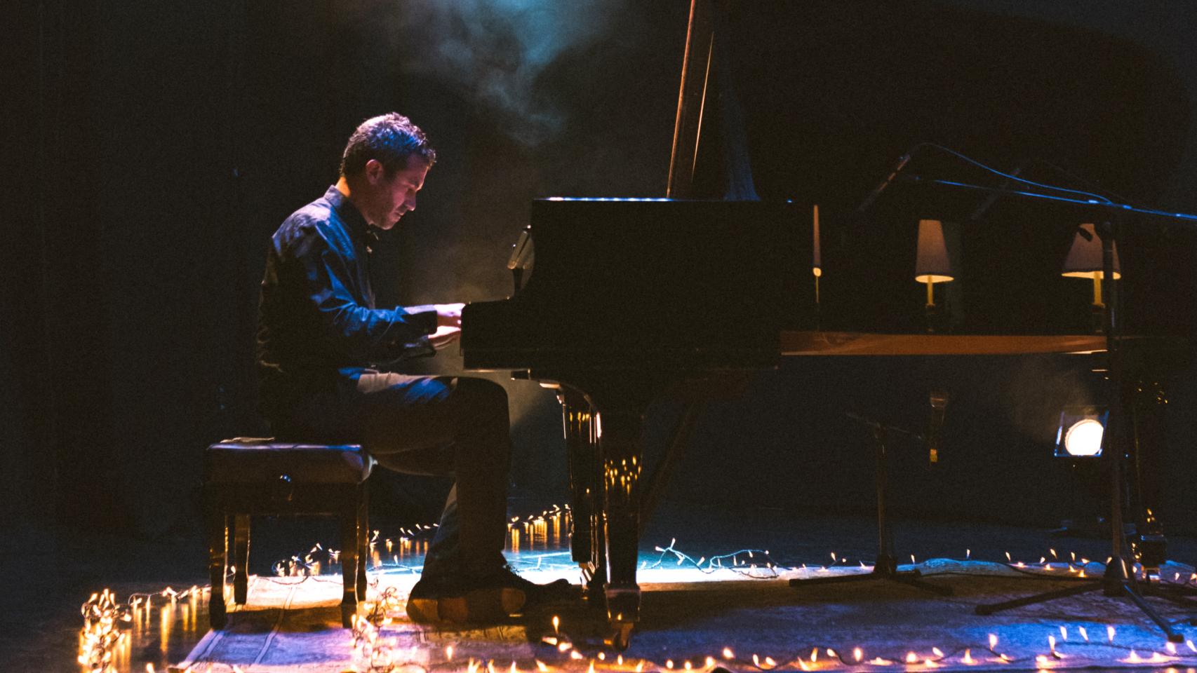 José Carra en un recital de piano, improvisando.