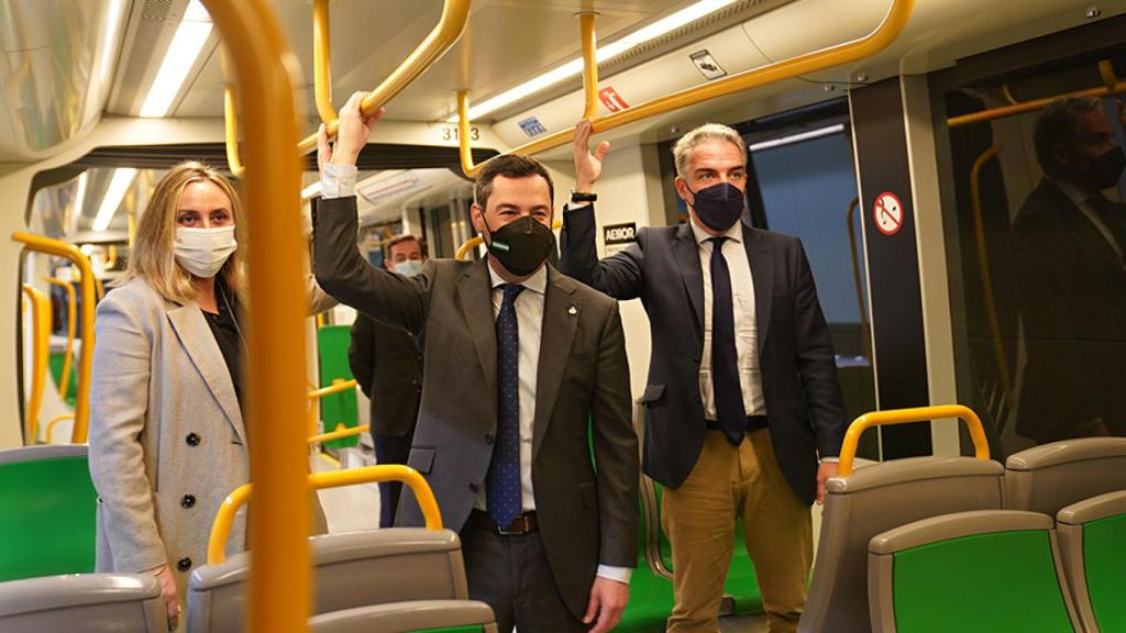 Marifrán Carazo, Juan Manuel Moreno Bonilla y Elías Bendodo, a finales de marzo, en las pruebas del Metro de Málaga al Centro.