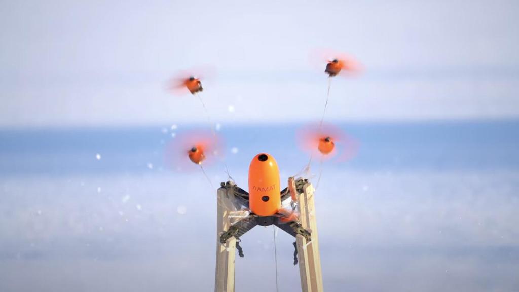 Dron interceptador de Aleksey Zaitsevsky desplegando la red con sus hélices.