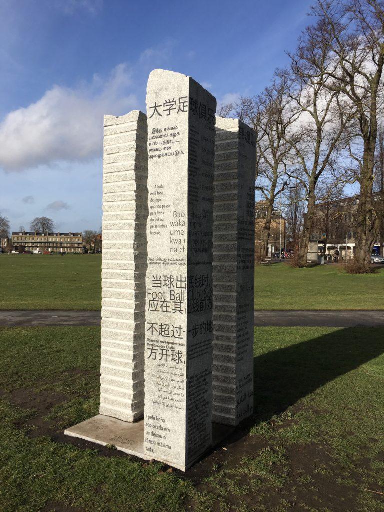 Monumento homenaje a las reglas del fútbol de Cambridge. https://capturingcambridge.org/