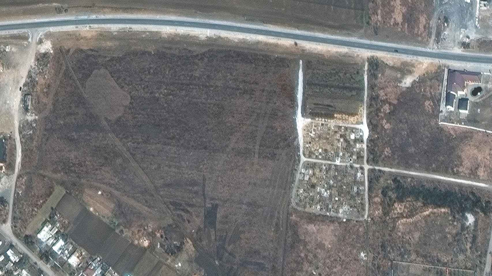 Una imagen satelital del 3 de abril muestra una fosa común recién excavada al lado del cementerio en Mariúpol.