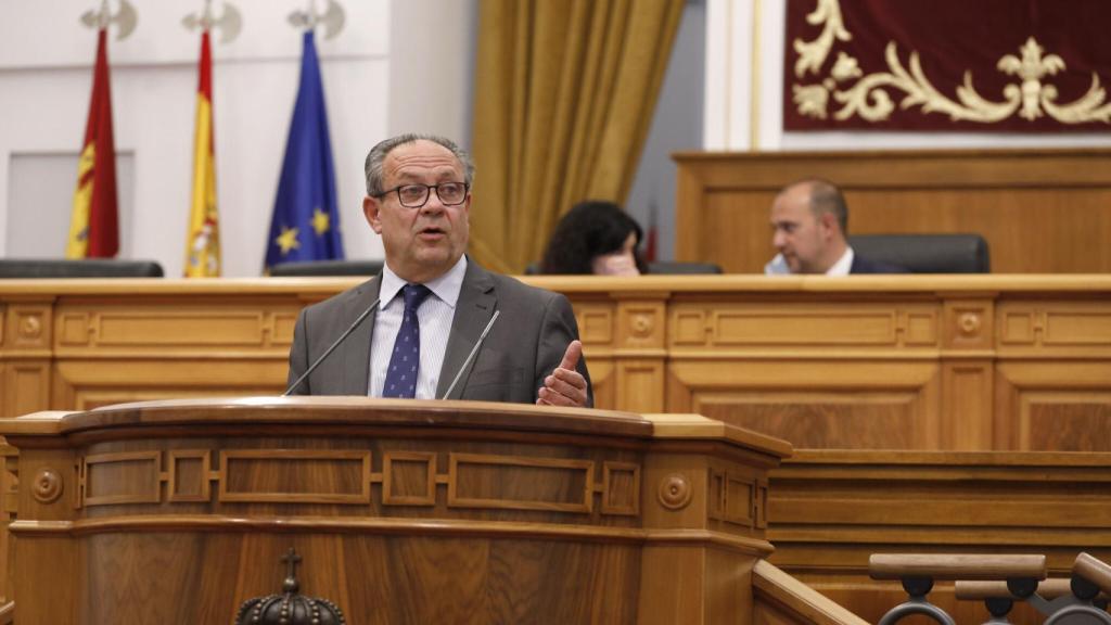 El consejero de Hacienda, Juan Alfonso Ruíz Molina, interviene en el pleno.