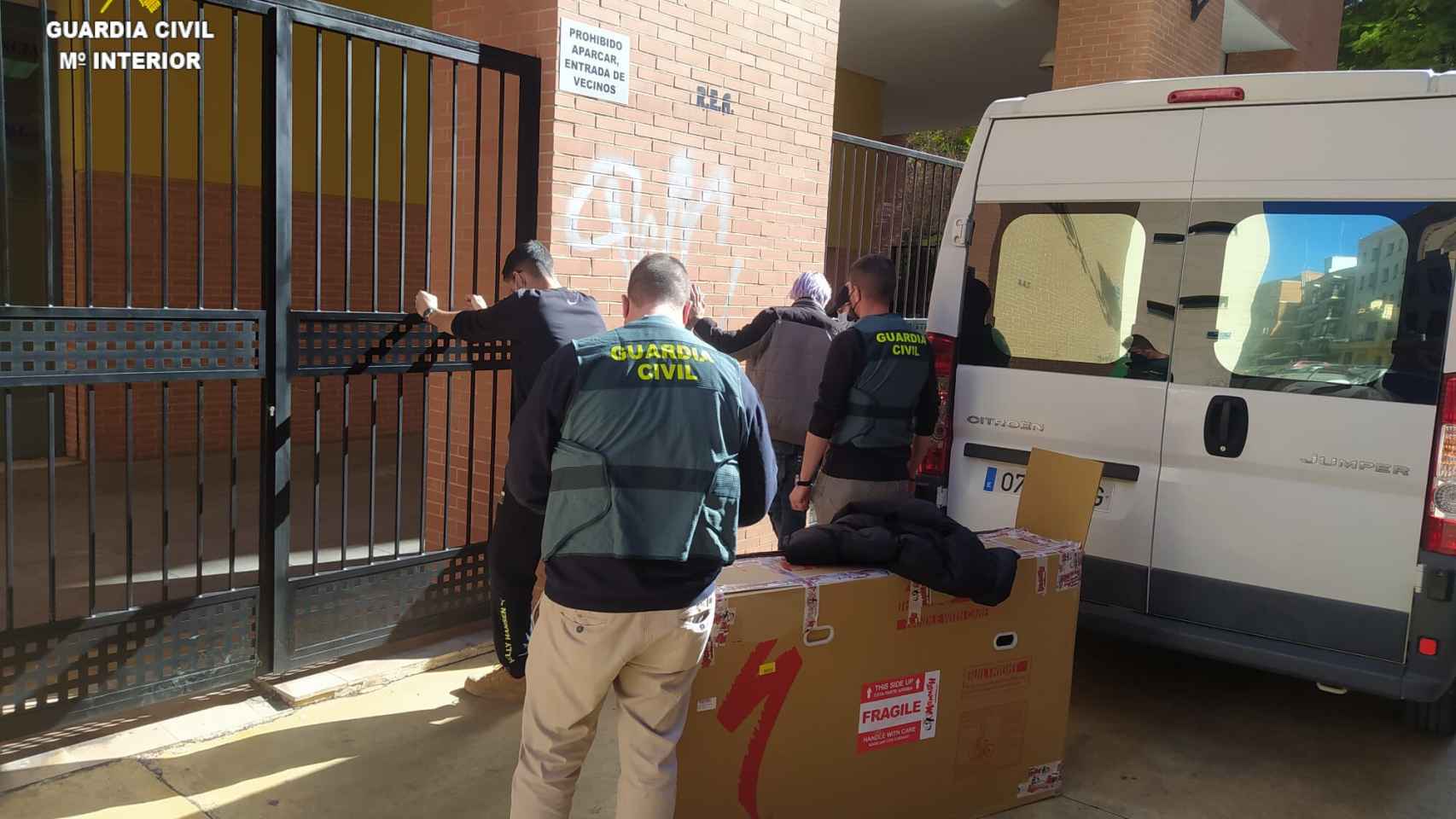 La Guardia Civil detiene en Picassent a un grupo que estafaba en portales de segunda mano por toda España.