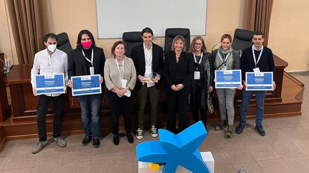 Jesús Gumiel (en el centro de la imagen) recoge el premio como startup ganadora de los Premios EmprendeXXI en Extremadura.