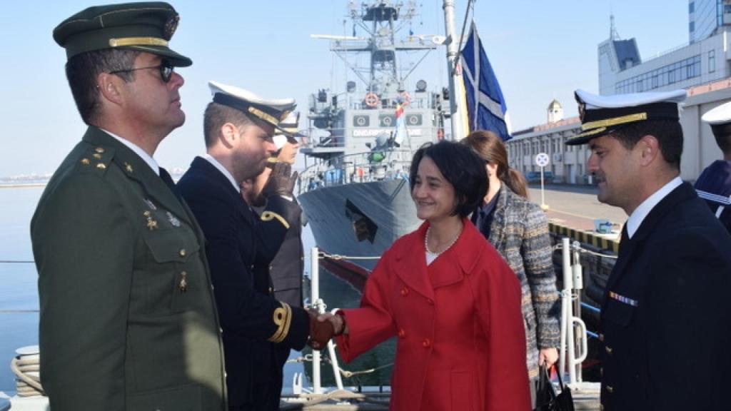 La embajadora española en Ucrania, Silvia Cortés, visitando la fragata española en 2019 en Odesa.
