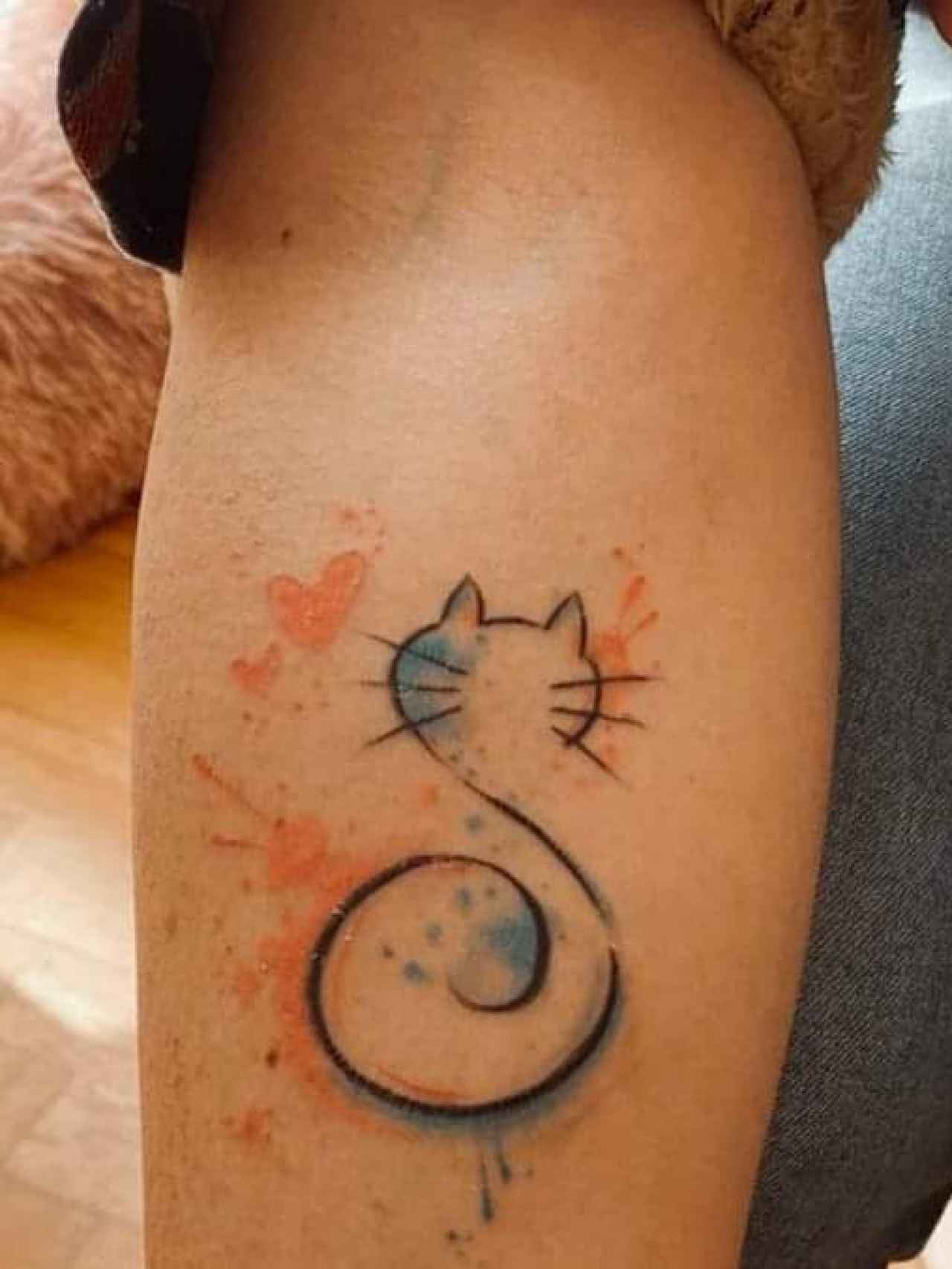 Zoraida Gambino se ha tatuado la S de su hermana Silvia con la forma de un gato, el animal favorito de la actriz.