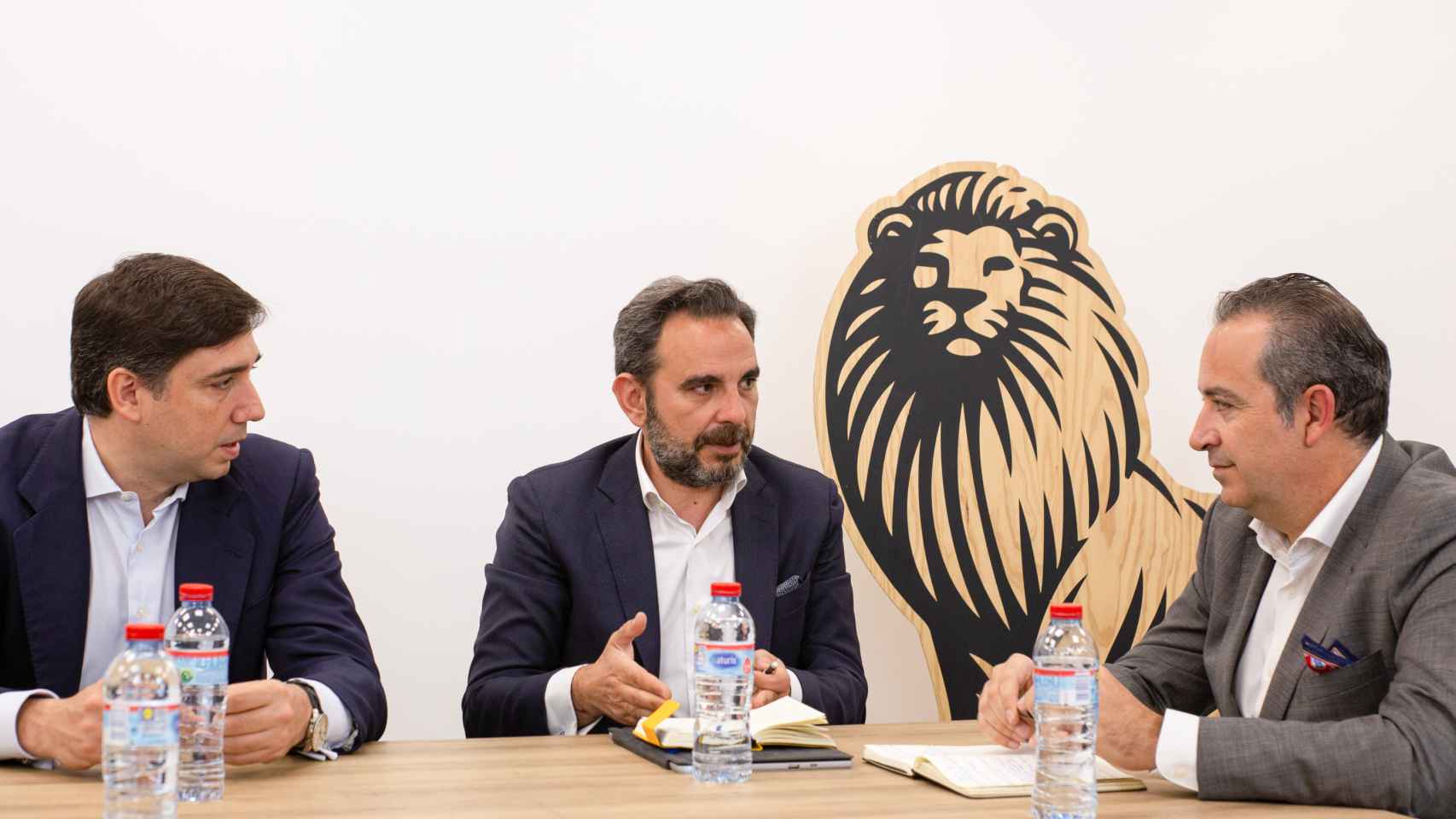 Juan Rosas, de EVO Banco;  Marco Piña, de Nuance ; y José Antonio Cano, de IDC. FOTO: Pablo Ramírez.