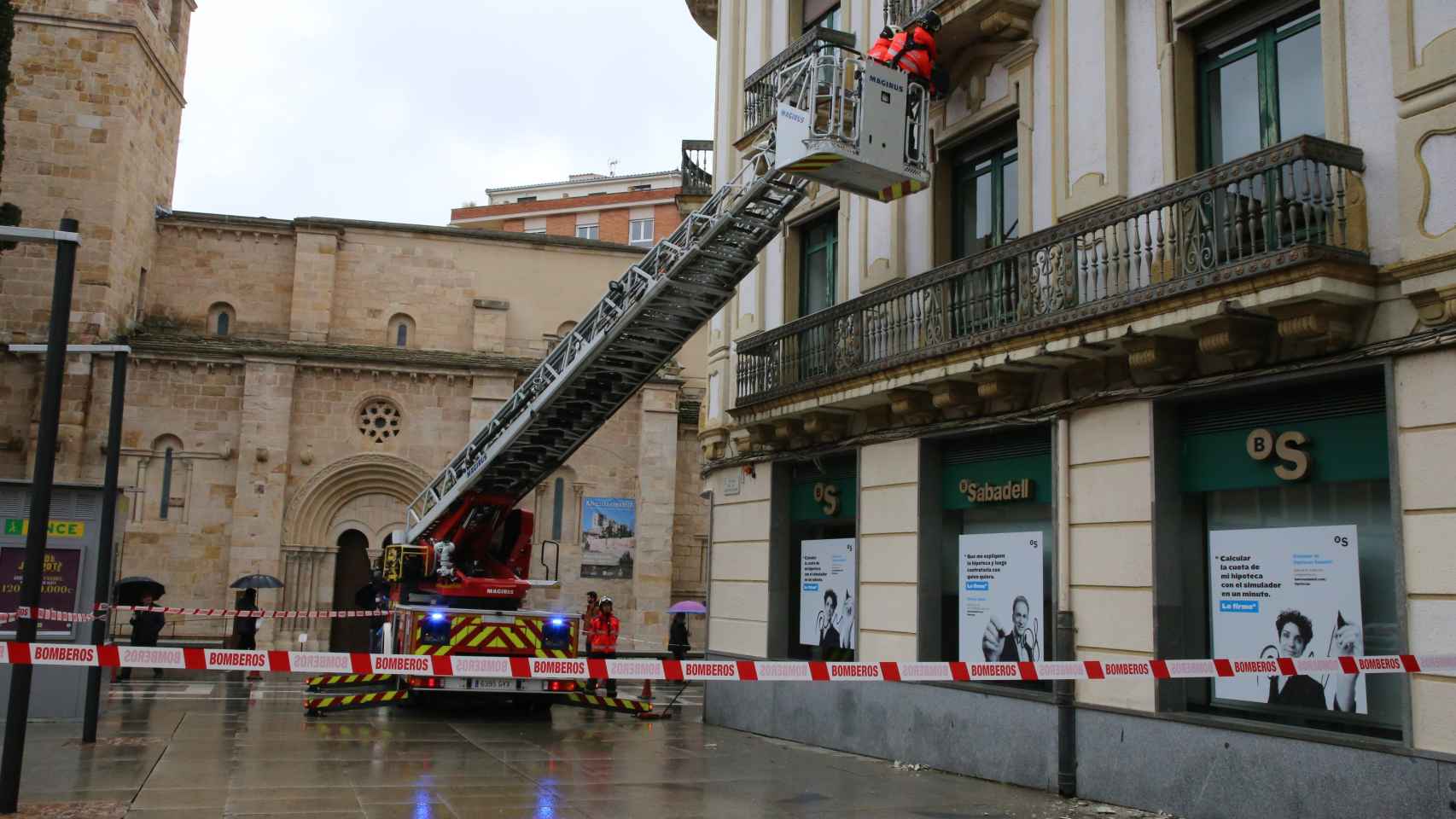 Los bomberos de Zamora retiran elementos que se podrían caer de un balcón en la plaza de la Constitución a causa de la lluvia