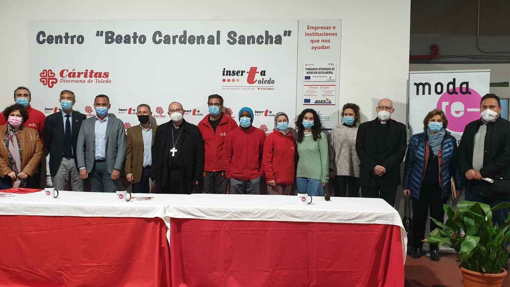 Una foto de grupo con miembros de la Iglesia toledana, de Cáritas y de Inserta Toledo.