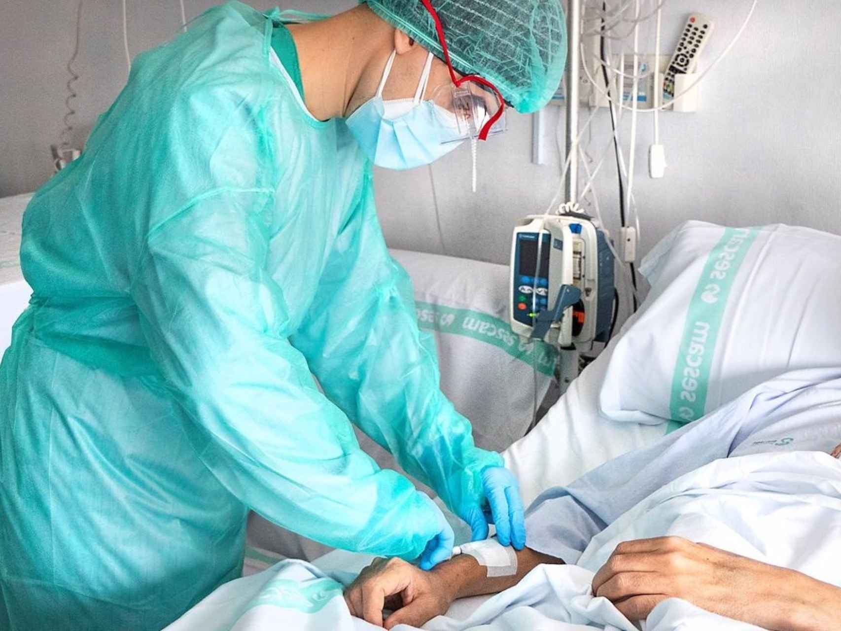 Una enfermera atiende a un paciente en un hospital.