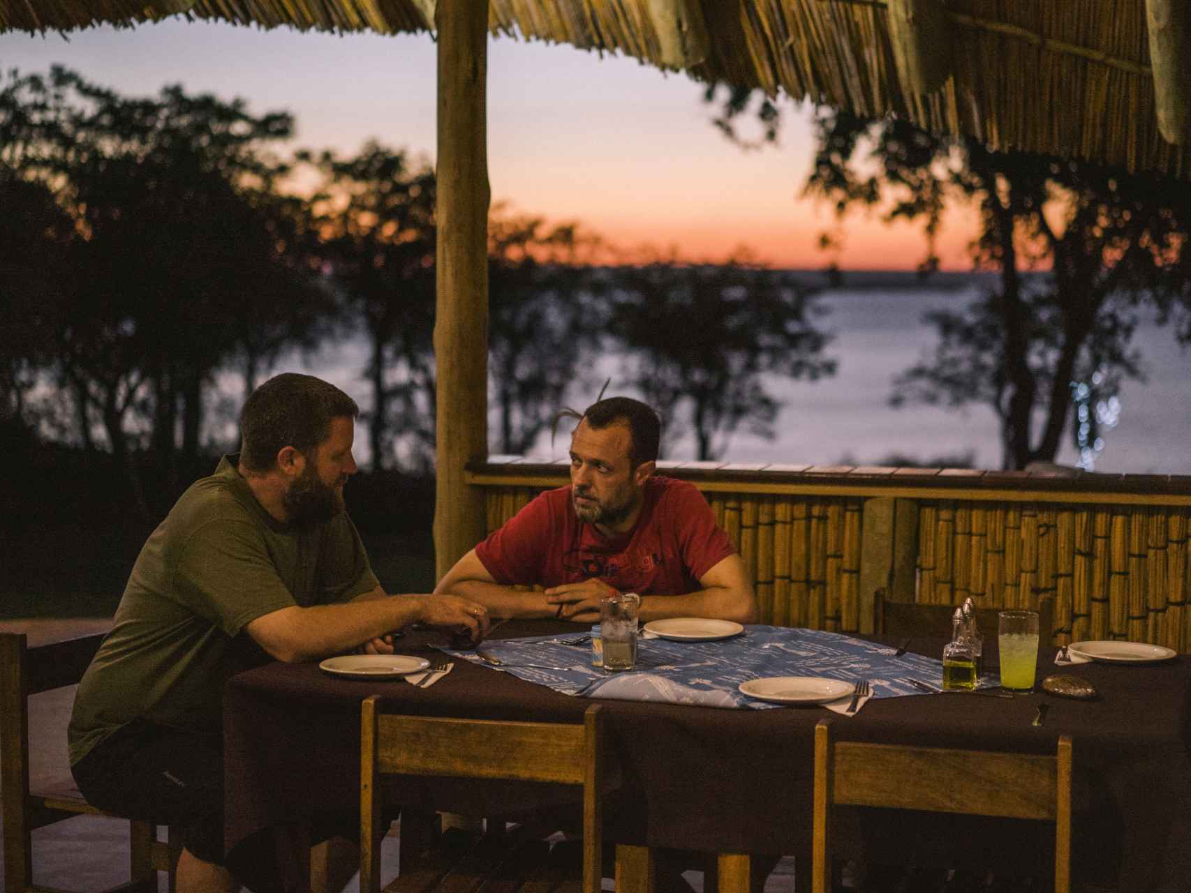 David y Roberto, cenando en Mozambique.
