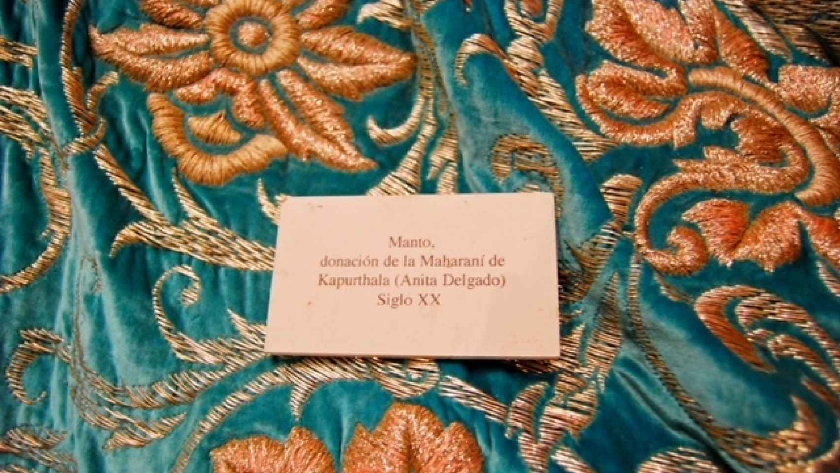 Detalle del manto que regalo Anita Delgado a la Virgen de Málaga.