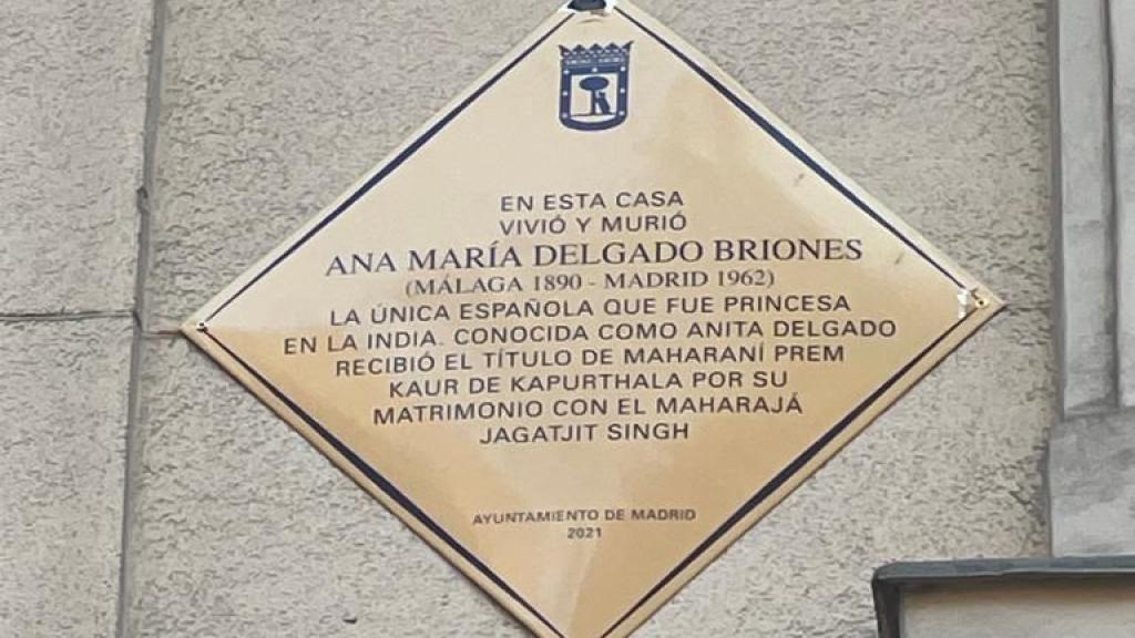 Placa que Anita Delgado tiene en la que fue su casa de Madrid.