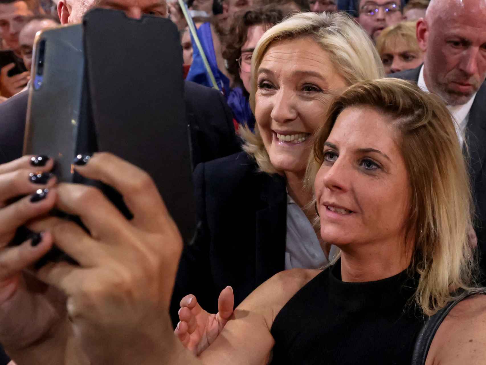 Marine Le Pen se fotografía con una seguidora durante un acto de campaña en Arrás.