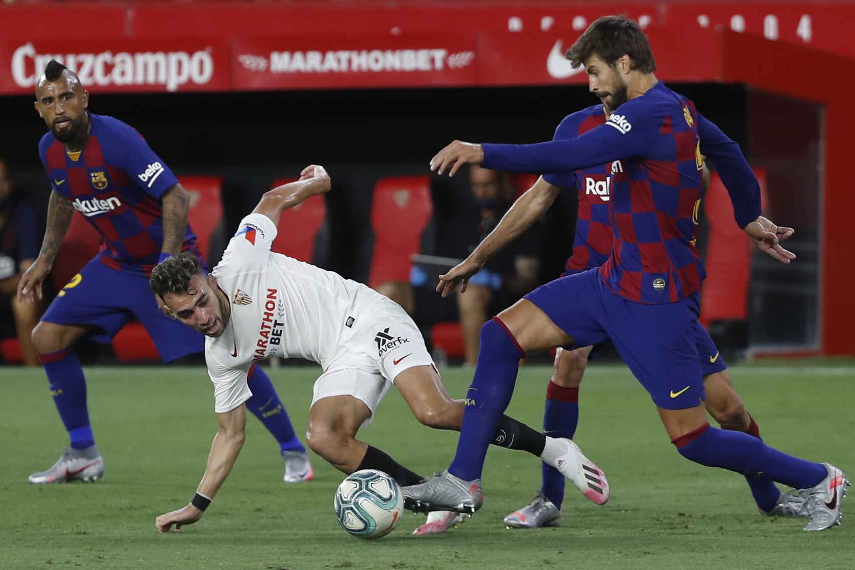 El futbolista del Barcelona CF Gerard Piqué disputa el balón en un partido de liga en el estadio del Sevilla, el 19 de junio de 2020.