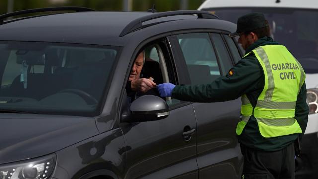 Foto de archivo de un agente e la Guardia Civil en un control de tráfico.