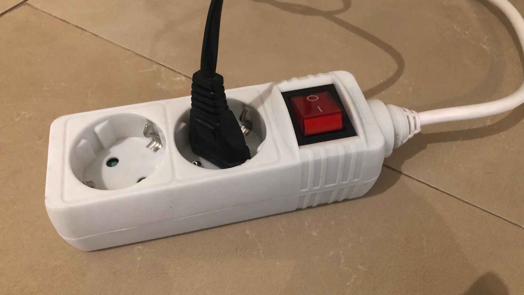 Una regleta con botón de apagado y encendido, que corta la corriente y que es capaz de saltar si hay sobrecarga.