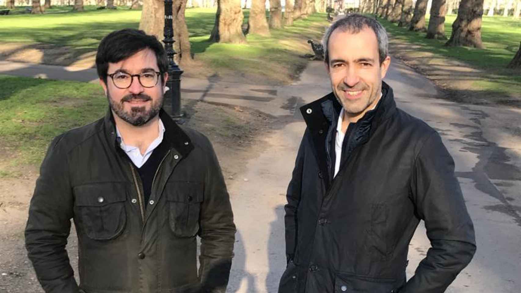 Tony Timoner (izquierda) y Luis Quiroga, fundadores de Oikos, en Green Park, Londres.