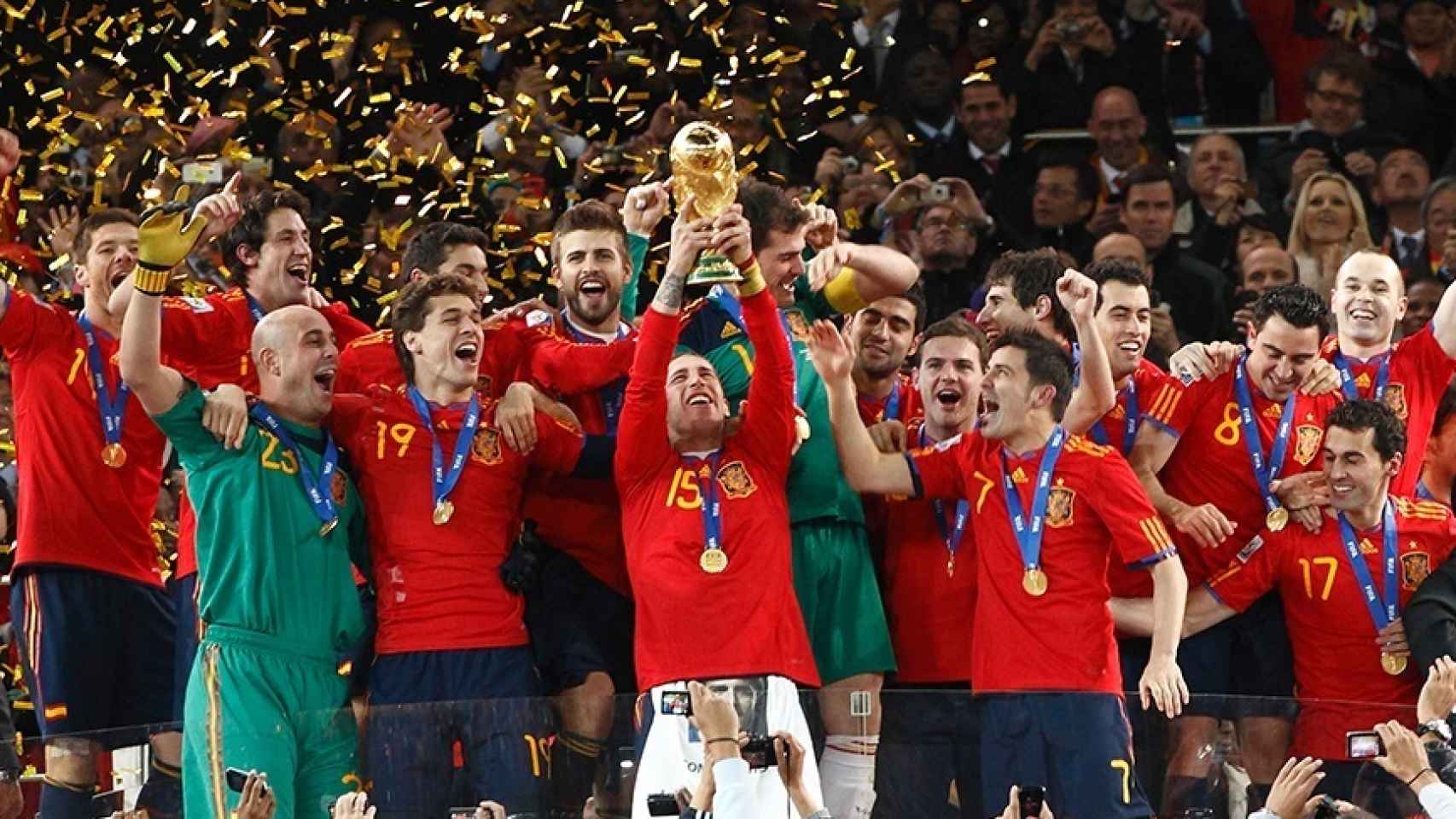 Piqué, en el centro junto a la copa, celebra la victoria en el Mundial de Sudáfrica de 2010 con sus compañeros de la selección española.
