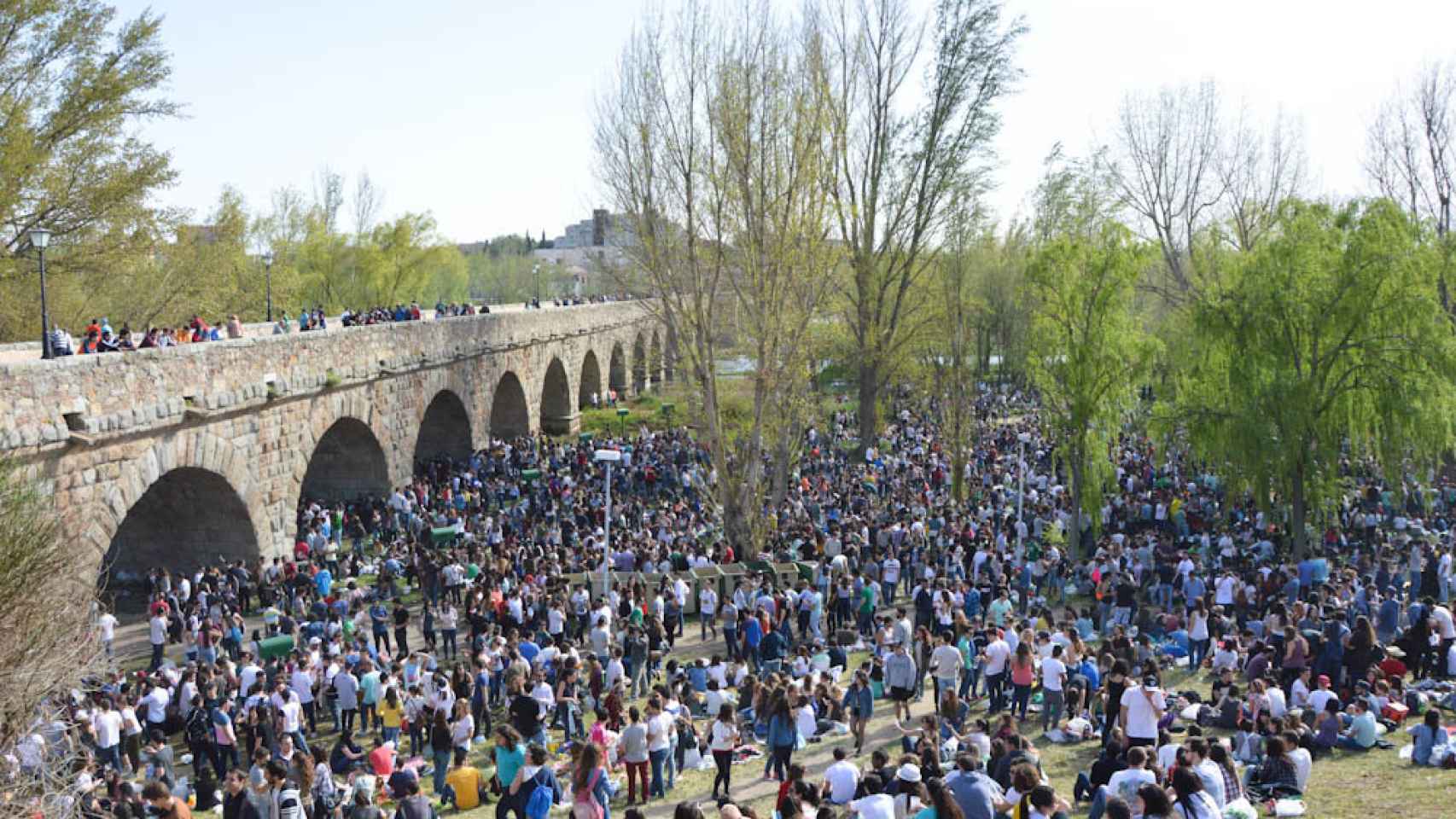 Una multitud celebra todos los años el Lunes de Aguas en Salamanca