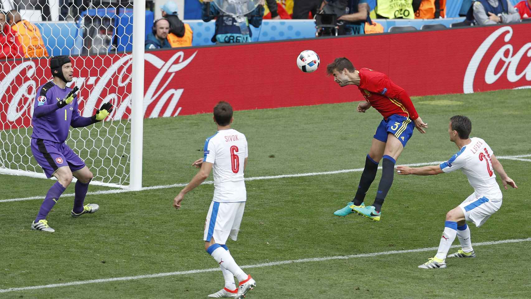 El defensa Piqué mete un gol con la selección española en el partido frente a Chequia de la Eurocopa de 2016, en Toulouse, Francia.