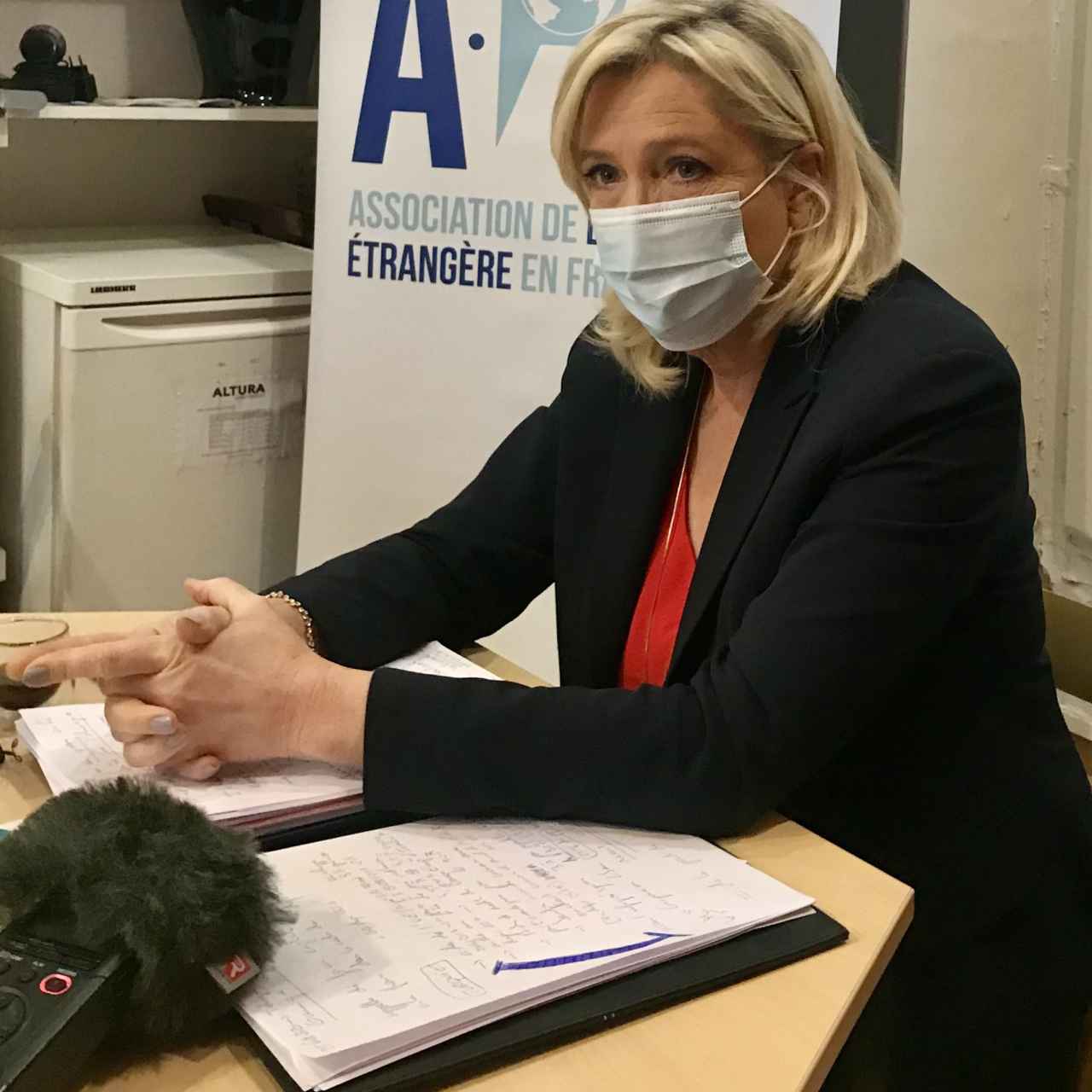 Le Pen, durante la entrevista, con su cuaderno.