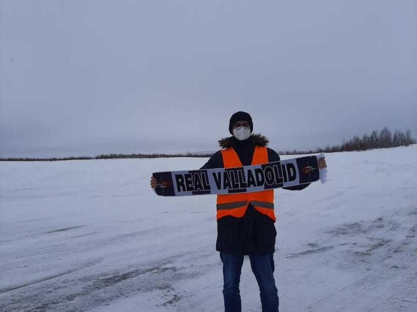 Giorgos en Suecia con la bufanda del Real Valladolid