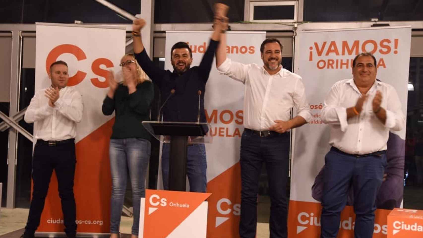 JuanIgnacio López -Bas alza los brazos de José Francisco Aix en la campaña electoral.