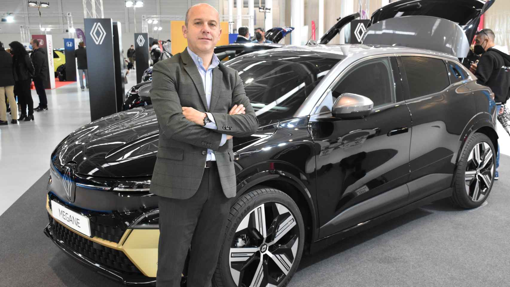 El director comercial de Renault VASA ARROYO, Jaime Alonso-Las Heras, junto al nuevo Renault E-Tech