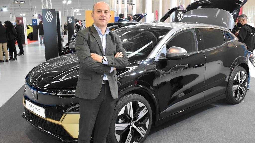 El director comercial de Renault VASA ARROYO, Jaime Alonso-Las Heras, junto al nuevo Renault E-Tech