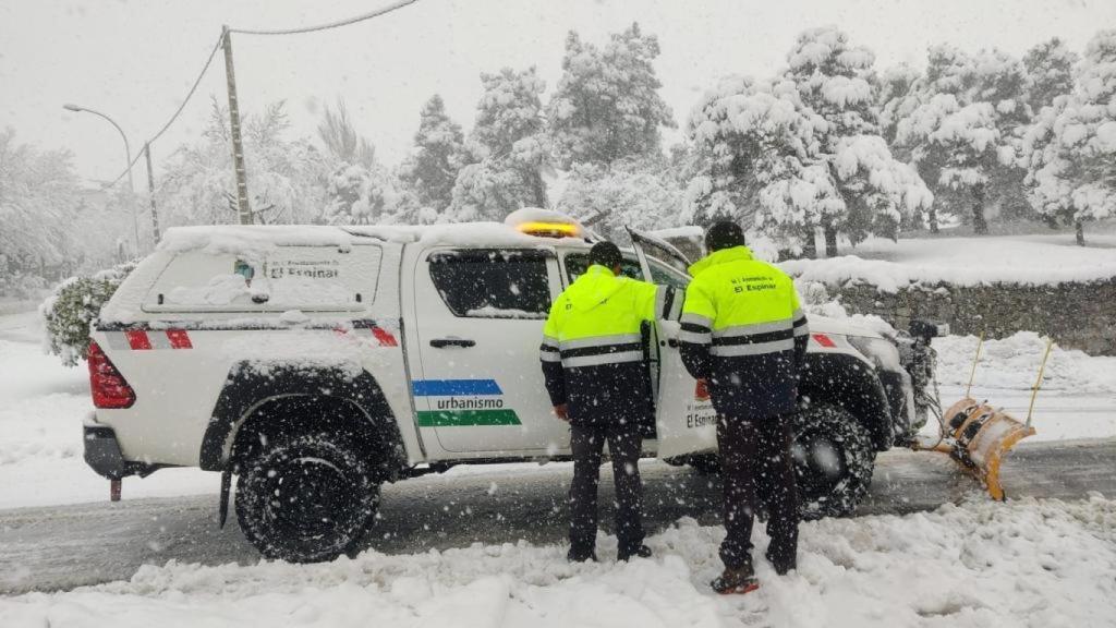 Fotografías cedidas por Javier Figueredo / ICAL. Problemas de circulación a causa de la nieve en El Espinar