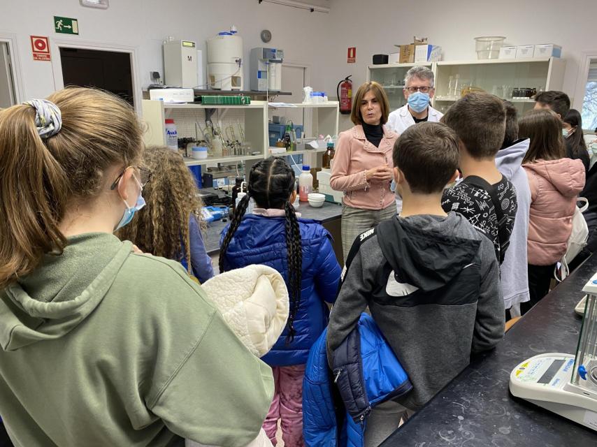 Los escolares que han visitado el laboratorio de la Diputación de Segovia.