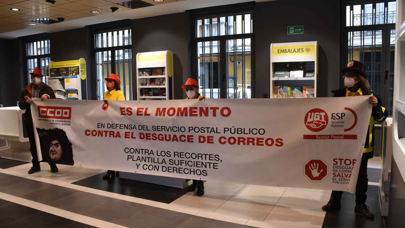 Protesta de los sindicatos en la oficina principal de Correos de Zamora