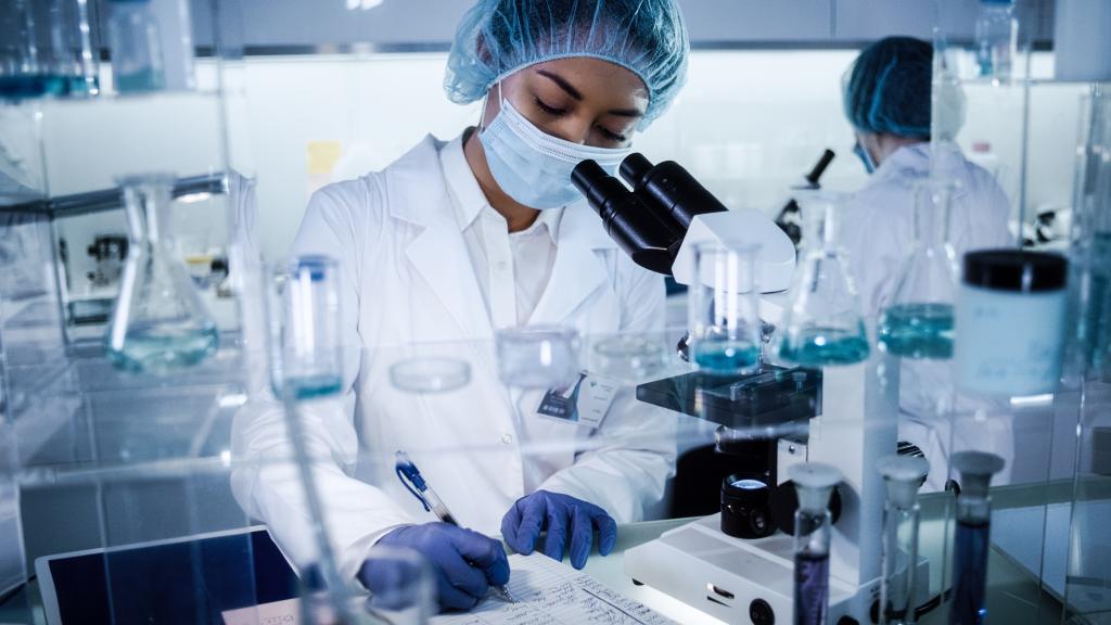 Una mujer trabaja en un laboratorio.