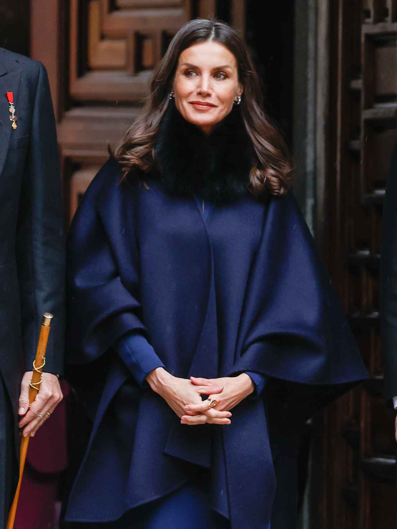 Para protegerse del frío, la Reina ha llevado una capa de Carolina Herrera.