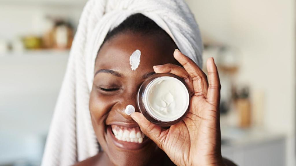 Una mujer utilizando crema facial.