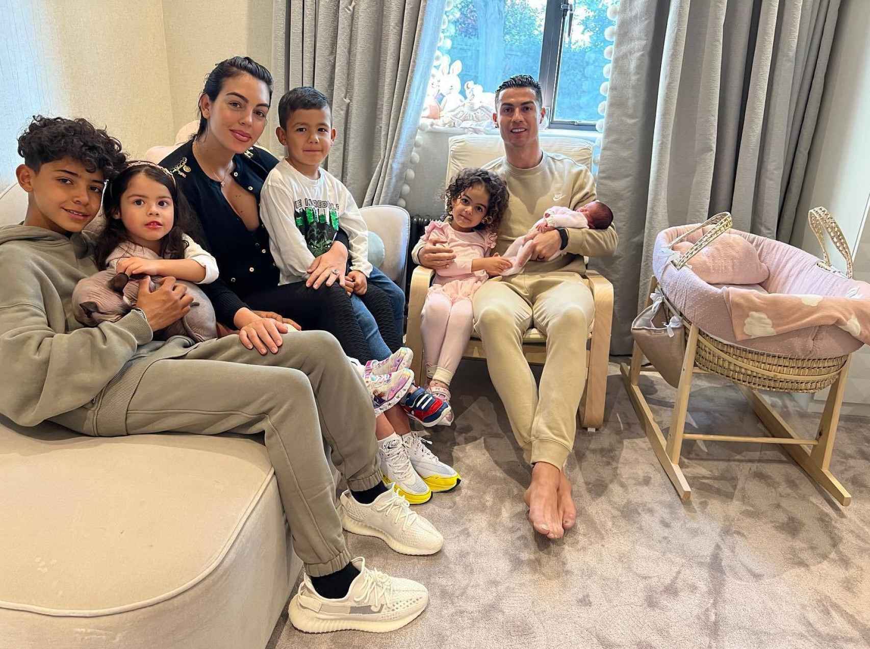 Cristiano Ronaldo y Georgina Rodríguez junto a sus cinco hijos.