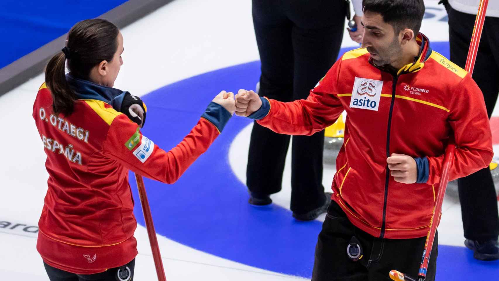 Oihane Otaegi y Mikel Unanue se saludan durante una competición de curling