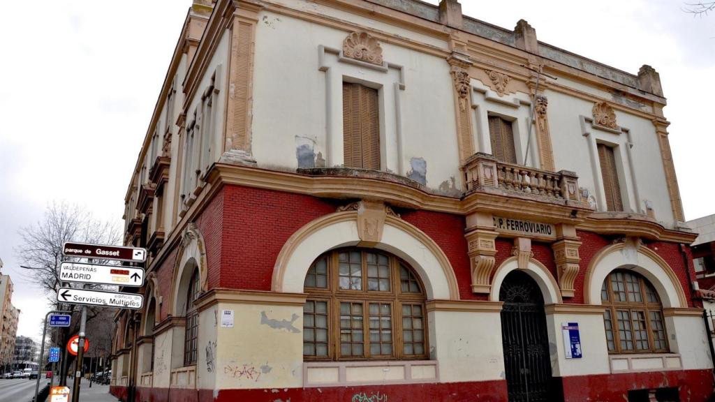 El edificio del antiguo colegio Ferroviario de Ciudad Real.