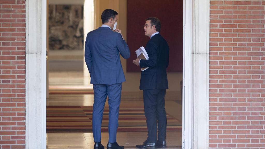 El presidente del Gobierno, Pedro Sánchez, conversa con el líder de la oposición, Alberto Núñez Feijóo, en la Moncloa.