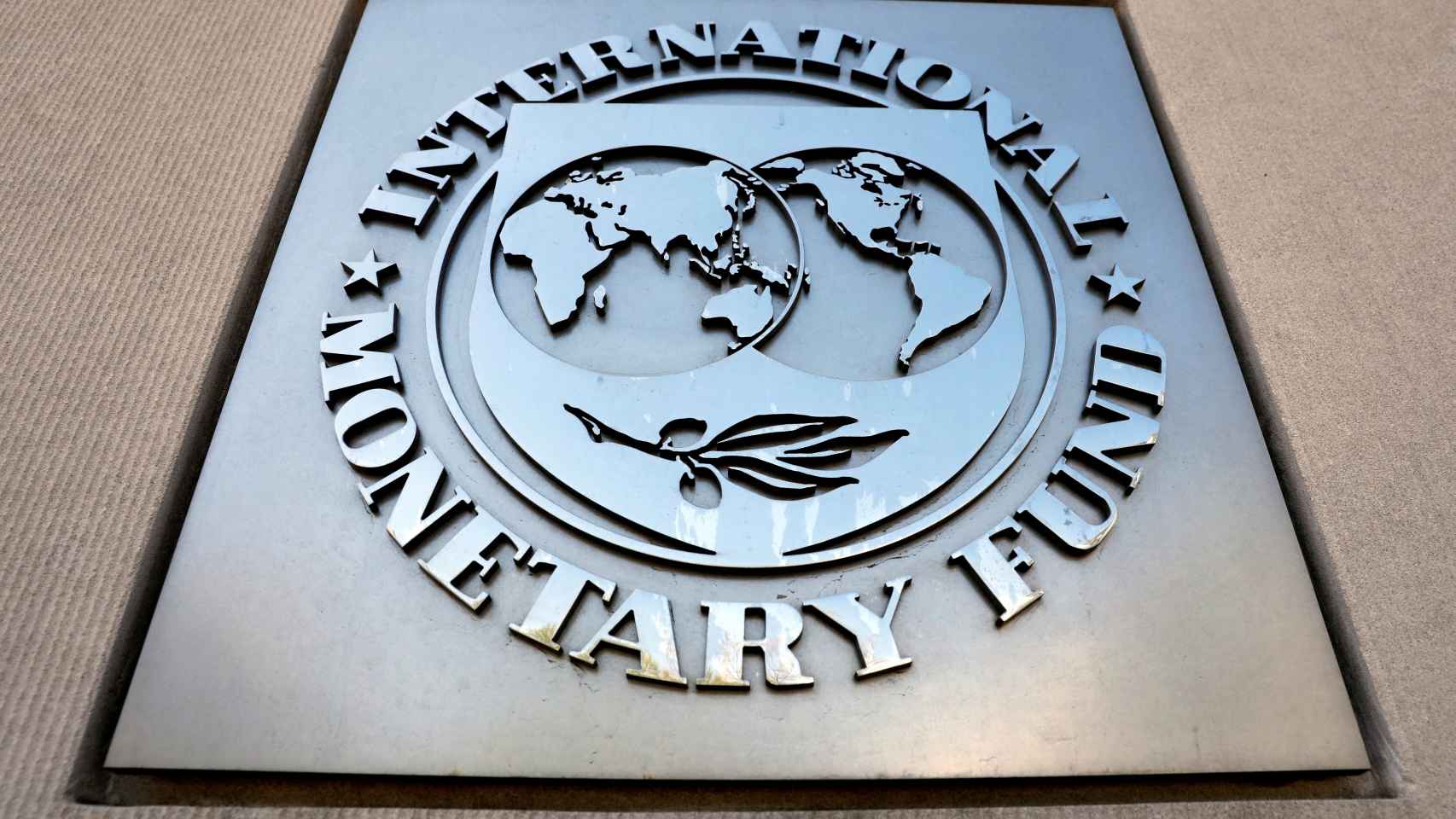 Logo del Fondo Monetario Internacional (FMI) en su sede de Washington.