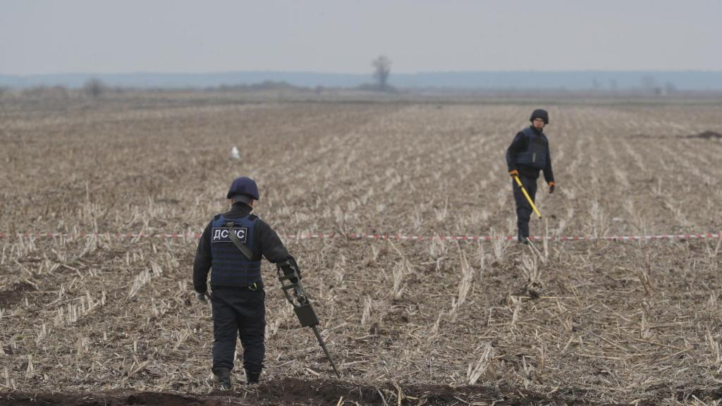 Rescatistas ucranianos retiran minas de un territorio cercano a la ciudad de Brovary, en Kiev