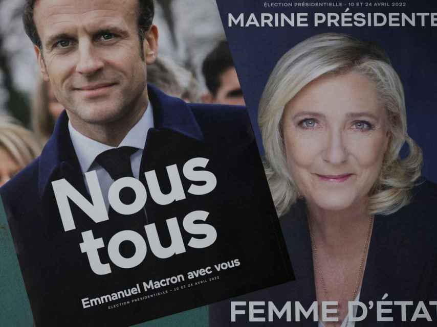 Carteles de campaña de Macron y Le Pen.